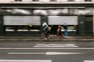 Cycliste circulant sur une piste cyclable urbaine aux heures de bureau
