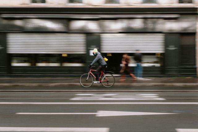 Cycliste circulant sur une piste cyclable urbaine aux heures de bureau